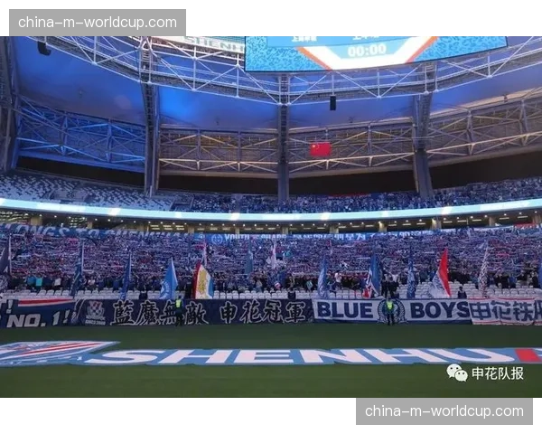 球迷看台打出巨型TIFO，致敬俱乐部传奇